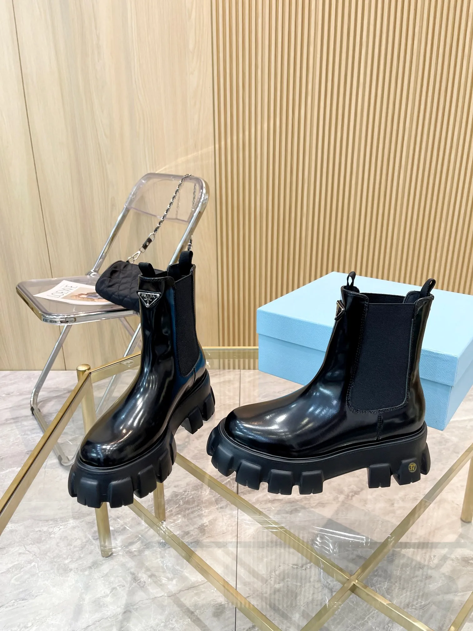 👟👟Ex-factory price 560👟👟 2023 SSS launches the Prada short boots series. PRADA's early autumn and winter T-stage catwalk show is the same style as "Dreams never sleep". Prada can be used on important occasions. It has a fresh style with a little nobility and is perfect on the feet. 💃💃 Wear these shoes with them. They are elegant and crystal clear. The materials of various accessories are exclusively customized one to one, so that there is no distance from the original. The entire series is a combination of exciting and unexpected elements, allowing you to have a taste of the ever-changing style of the Prada girl. 🎀Upper: imported cowhide, patent leather, open-edge beaded cowhide 🎀Inner lining: cowhide lining🎀Outsole: original Italian outsole Color supply, code number 35-41 (40.41 customization is not returnable)